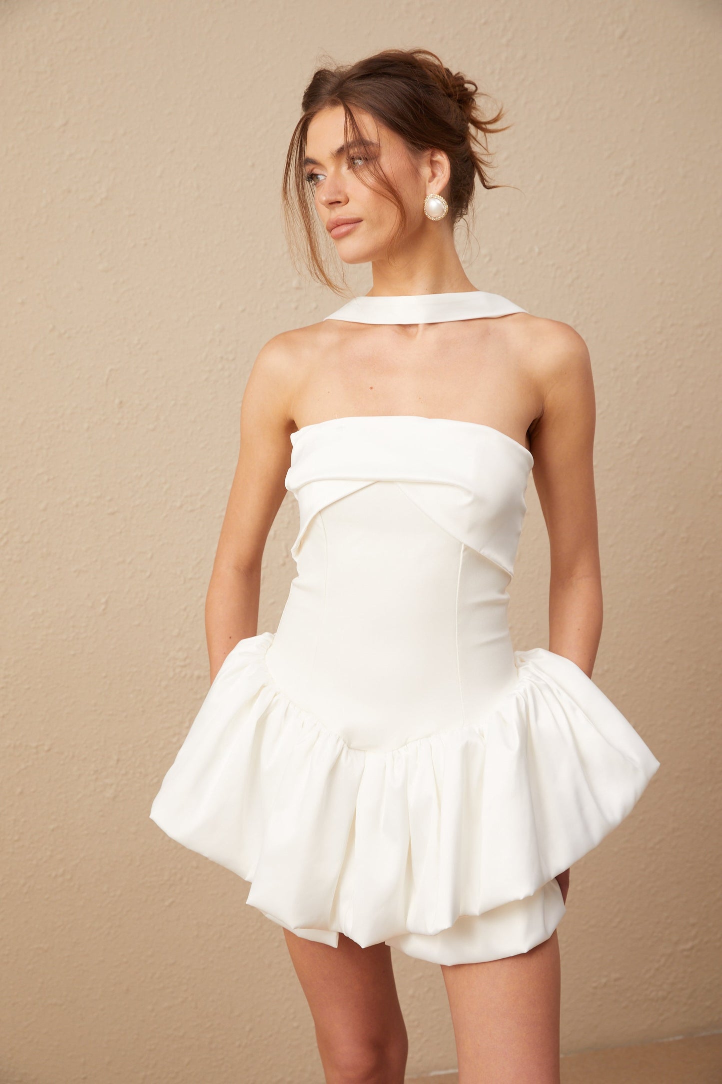 Olivia beyaz halter yaka volanlı mini elbise